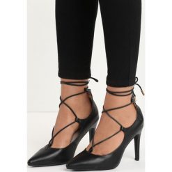 Czarne Szpilki Erin. Czarne szpilki damskie Born2be, bez wzorów, z materiału, ze szpiczastym noskiem, bez obcasa, na szpilce, bez zapięcia. Za 29.99 zł.