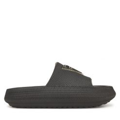 Klapki Guess. Czarne klapki damskie Guess, z aplikacjami, bez obcasa, bez zapięcia. Za 99.99 zł.