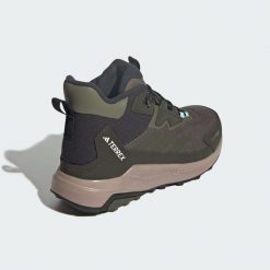 Buty trekkingowe Terrex Anylander CLIMAWARM+. Brązowe obuwie trekkingowe damskie Adidas, bez zapięcia. Za 529.00 zł.