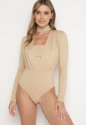 Ciemnobeżowe Body z Wiskozą Ozdobione Marszczeniem i Zakładką Lianatta. Brązowe body Born2be, bez wzorów, z wiskozy. Za 89.99 zł.