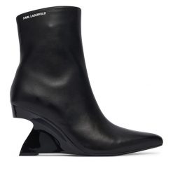 Botki KARL LAGERFELD. Czarne botki damskie KARL LAGERFELD, bez wzorów, bez obcasa, na słupku, bez zapięcia. Za 1,099.00 zł.