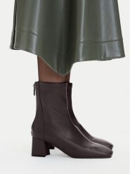 Nine West Botki CEO-WSLH1084 01 Brązowy. Brązowe botki damskie Nine West, bez wzorów, ze skóry, bez obcasa, na słupku, bez zapięcia. Za 279.99 zł.