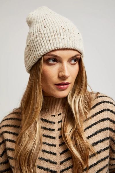 Prążkowana czapka piaskowa. Czapki damskie MOODO, bez wzorów, z poliesteru. W wyprzedaży za 19.99 zł.