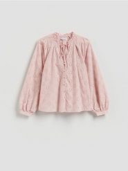 Koszula z ażurowym wzorem - brzoskwiniowy. Pomarańczowe koszule damskie Reserved, l, w ażurowe wzory, z bawełny, bez kołnierzyka, bez ramiączek. Za 119.99 zł.