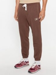 New Balance Spodnie dresowe NB Essentials Sweatpant MP33509 Brązowy Regular Fit. Brązowe spodnie sportowe męskie New Balance, m, bez wzorów, z dresówki. Za 199.99 zł.