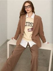 Bluza crewneck z motywem sportowym - kremowy. Białe bluzy damskie Sinsay, l, bez wzorów, sportowe, bez ramiączek, bez kaptura. Za 49.99 zł.