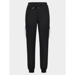 Joggery damskie Luhta Anjala. Białe spodnie dresowe damskie Luhta, bez wzorów, z dresówki, sportowe, na fitness i siłownię. Za 469.00 zł.