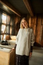 Sweter z ozdobnym splotem jasnoszary. Szare swetry nierozpinane damskie MOODO, l, bez wzorów, z poliesteru, bez kołnierzyka, bez ramiączek. W wyprzedaży za 79.99 zł.