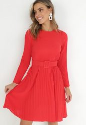 Czerwona Sukienka Plisowana z Paskiem Flyne. Czerwone sukienki damskie Born2be, bez wzorów, eleganckie, bez kołnierzyka, bez ramiączek, mini. Za 109.99 zł.