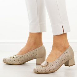 Beżowe ażurowe skórzane Polskie czółenka damskie Suzana 4512. Brązowe czółenka damskie Suzana, na lato, z aplikacjami, ze skóry, eleganckie, z okrągłym noskiem, bez obcasa, na obcasie, bez zapięcia. Za 439.00 zł.