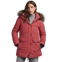 Parka damska Superdry Ashley Everest. Czerwone parki damskie Superdry, na zimę, bez wzorów, bez kaptura. Za 762.15 zł.