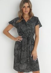 Czarna Sukienka Kepherine. Czarne sukienki damskie Born2be, l, bez wzorów, z materiału, bez kołnierzyka, bez ramiączek, mini, kopertowe. Za 49.99 zł.