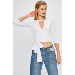 Answear - Bluzka Garden of Dreams. Białe bluzki damskie ANSWEAR, m, bez wzorów, z dzianiny, casualowe, bez kołnierzyka, bez ramiączek. W wyprzedaży za 24.90 zł.