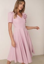 Różowa Elegancka Rozkloszowana Sukienka z Kwiatem 3D Eugorus. Czerwone sukienki damskie Born2be, na imprezę, l, z aplikacjami, eleganckie, bez kołnierzyka, bez ramiączek, midi, dopasowane. Za 249.99 zł.
