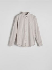 Bawełniana koszula slim fit - beżowy. Brązowe koszule męskie Reserved, l, bez wzorów, z bawełny, bez kołnierzyka, bez ramiączek. W wyprzedaży za 69.99 zł.
