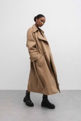 Klasyczny bawełniany trencz w kolorze CAMEL - VENICE-M/L. Brązowe płaszcze damskie Marsala, l, bez wzorów, z bawełny, eleganckie, bez kołnierzyka, bez kaptura. Za 1,299.90 zł.