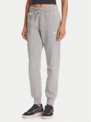 Nike Spodnie dresowe FZ7626 Szary Regular Fit. Szare spodnie dresowe damskie Nike, bez wzorów, z bawełny. Za 239.99 zł.