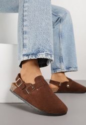 Brązowe Sandały w Stylu Chodaków Ozdobione Klamrami Qyrraya. Brązowe sandały damskie Born2be, bez wzorów, bez obcasa, na płaskiej podeszwie, bez zapięcia. Za 69.99 zł.