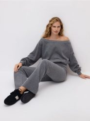 Bluza z odkrytymi ramionami - ciemnoszary. Szare bluzy damskie Reserved, l, bez wzorów, z bawełny, bez ramiączek, bez kaptura. Za 99.99 zł.