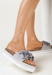 Szare Klapki z Kwiatkiem na Ozdobnej Platformie z Korka Gilivia. Szare klapki damskie Born2be, bez wzorów, boho, bez obcasa, na płaskiej podeszwie, bez zapięcia. Za 34.99 zł.
