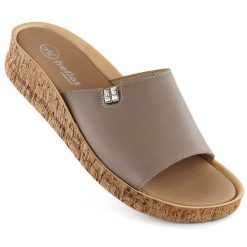Skórzane komfortowe klapki damskie cappuccino Helios 130.42. Klapki damskie Helios, bez wzorów, ze skóry, bez obcasa, bez zapięcia. Za 179.99 zł.