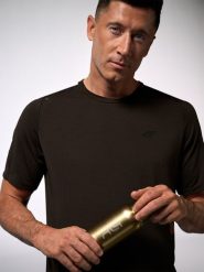4F Koszulka treningowa szybkoschnąca męska 4F x Robert Lewandowski - brązowa S. Brązowe t-shirty męskie 4F, l, bez wzorów, z materiału, bez kołnierzyka, bez ramiączek. Za 129.99 zł.
