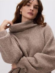 Sweter z wełną - brązowy. Brązowe swetry nierozpinane damskie Reserved, l, bez wzorów, z dzianiny, bez kołnierzyka, bez ramiączek. Za 149.99 zł.