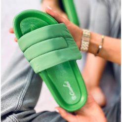 Klapki ortalionowe Cueto Green zielone. Zielone klapki damskie bez wzorów, z gumy, casualowe, bez obcasa, bez zapięcia. Za 88.65 zł.