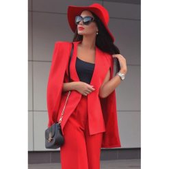 Żakiet BERNADETA RED. Czerwone marynarki i żakiety damskie Żakiet BERNADETA RED, bez wzorów, bez kołnierzyka, bez ramiączek. W wyprzedaży za 99.00 zł.