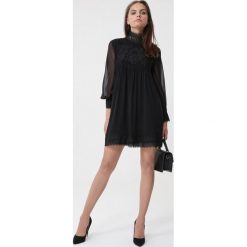 Czarna Sukienka Sidonie. Czarne sukienki damskie Born2be, l, w ażurowe wzory, z koronki, wizytowe, bez kołnierzyka, bez ramiączek, mini. Za 149.99 zł.