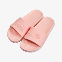 Klapki basenowe Kubota Basic Plain Pink. Różowe klapki damskie Kubota, bez wzorów, z materiału, sportowe, bez obcasa, bez zapięcia. W wyprzedaży za 49.99 zł.