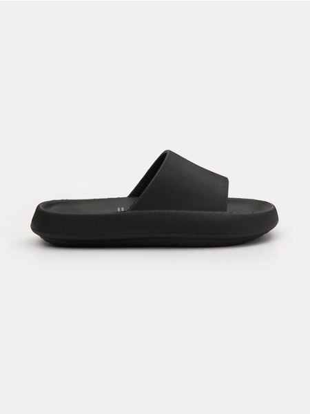 Klapki na platformie - czarny. Czarne klapki damskie Sinsay, bez wzorów, bez obcasa, na platformie, bez zapięcia. Za 29.99 zł.