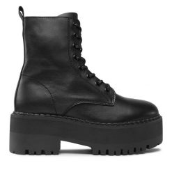 Botki Tommy Jeans. Czarne botki damskie Tommy Jeans, bez wzorów, z jeansu, bez obcasa, na słupku, bez zapięcia. Za 879.99 zł.