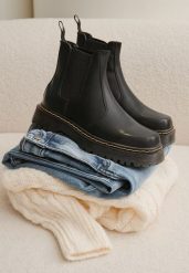 Czarne Klasyczne Botki na Płaskiej Podeszwie w Stylu Sztybletów Irithen. Czarne botki damskie Born2be, z aplikacjami, z jeansu, eleganckie, bez obcasa, na płaskiej podeszwie, bez zapięcia. Za 159.99 zł.