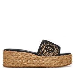 Klapki Guess. Czarne klapki damskie Guess, z aplikacjami, bez obcasa, bez zapięcia. Za 334.99 zł.