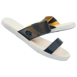 Klapki plażowe Lacoste Natoy 13326. Klapki damskie Lacoste, na lato, bez wzorów, ze skóry, eleganckie, bez obcasa, bez zapięcia. Za 464.05 zł.