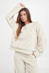 Bluza damska pluszowa EMPORIO ARMANI. Bluzy damskie Emporio Armani, bez wzorów, bez ramiączek, bez kaptura. W wyprzedaży za 1,271.20 zł.