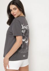 Ciemnoszary Bawełniany T-shirt z Ozdobnym Nadrukiem Addlessa. Szare t-shirty damskie Born2be, l, bez wzorów, z bawełny, klasyczne, bez kołnierzyka, bez ramiączek. Za 54.99 zł.