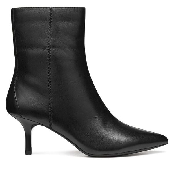 Botki Geox. Czarne botki damskie Geox, bez wzorów, bez obcasa, na szpilce, bez zapięcia. Za 439.99 zł.