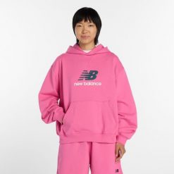 Bluza damska New Balance WT51501AAC – różowa. Czerwone bluzy damskie New Balance, l, bez wzorów, z bawełny, klasyczne, bez ramiączek, bez kaptura. Za 409.99 zł.