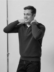 Bawełniany sweter polo - niebieski. Niebieskie swetry męskie Reserved, l, bez wzorów, z bawełny, bez kołnierzyka, bez ramiączek. W wyprzedaży za 69.99 zł.