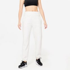 Spodnie dresowe damskie Domyos Gym & Pilates 500. Białe spodnie dresowe damskie DOMYOS, bez wzorów, z bawełny, sportowe, na fitness i siłownię. W wyprzedaży za 79.99 zł.