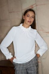 Koszula z ozdobnym dekoltem biała. Białe koszule damskie MOODO, l, bez wzorów, z poliesteru, bez kołnierzyka, bez ramiączek. Za 129.99 zł.