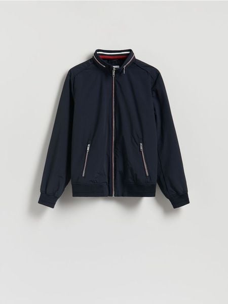 Kurtka z chowanym kapturem - granatowy. Niebieskie kurtki męskie Reserved, l, bez wzorów, z tkaniny. W wyprzedaży za 109.99 zł.