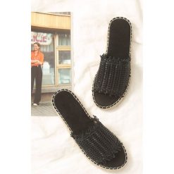 Czarne Klapki Noradrenaline. Czarne klapki damskie Born2be, bez wzorów, z otwartym noskiem, bez obcasa, na płaskiej podeszwie, bez zapięcia. Za 49.99 zł.
