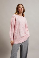 Sweter o luźnym fasonie różowy. Czerwone swetry nierozpinane damskie MOODO, l, bez wzorów, z poliesteru, bez kołnierzyka, bez ramiączek. W wyprzedaży za 63.98 zł.