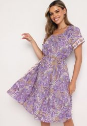 Fioletowa Wiskozowa Sukienka o Rozkloszowanym Kroju w Stylu Boho Melnea. Fioletowe sukienki damskie Born2be, na lato, bez wzorów, z wiskozy, boho, bez kołnierzyka, bez ramiączek, midi, rozkloszowane. Za 64.99 zł.