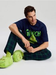 Piżama dwuczęściowa regular fit z nadrukiem świątecznym Grinch - wielobarwny. Piżamy męskie Sinsay, l, bez wzorów, bez kołnierzyka, bez ramiączek. Za 59.99 zł.