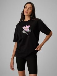 4F T-shirt loose z nadrukiem damski - czarny XS. Czarne t-shirty damskie 4F, xs, bez wzorów, z bawełny, wakacyjne, bez kołnierzyka, bez ramiączek. Za 79.99 zł.