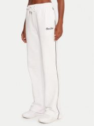 Guess Jeans Spodnie dresowe W5YB32 K68I4 Biały Regular Fit. Białe spodnie dresowe damskie Guess Jeans, z aplikacjami, z bawełny. Za 299.99 zł.